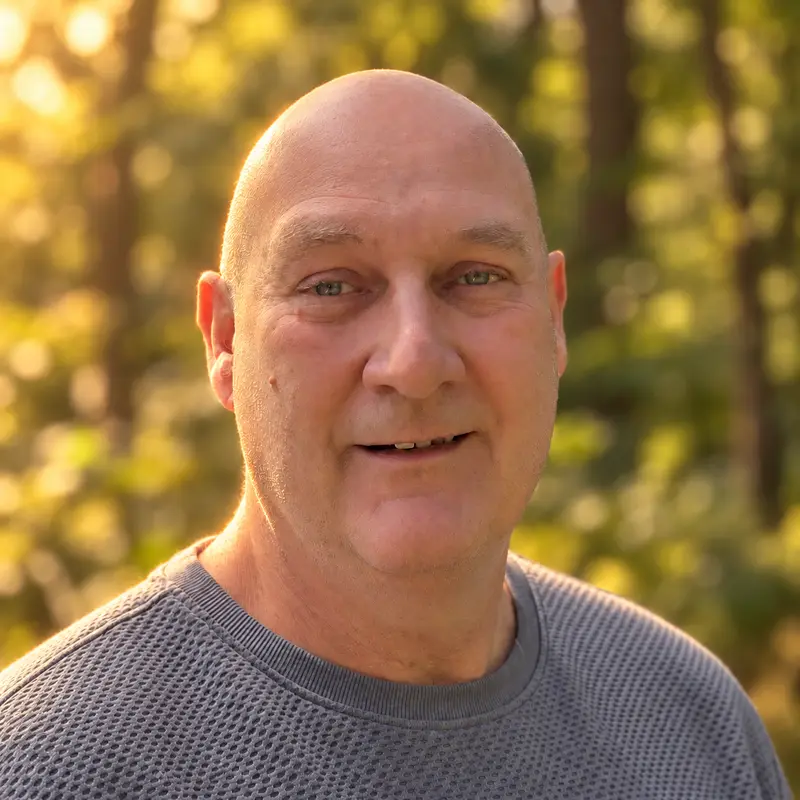 Portret van Fer Groot in een groene buitenomgeving